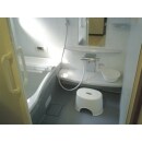洗面室とユニットバスの床には段差がなく、バリアフリー仕様の浴室となりました。