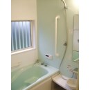 窓を大きくとることで明るくなった浴室。色もエメラルドグリーンを採用し、癒しのスペースにしました。 