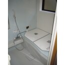 グリーン調の浴槽およびアクセントパネルを選定し、とても爽やかな浴室に生まれ変わりました！ 