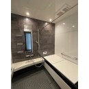 システムバスルームはリクシルのスパージュです。天井、壁、床までまるごと保温の温かいバスルームです。
アクセントパネルの組石グレーと床のグレーが、落ち着いた色合いで素敵です。
