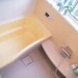 鮮やかなイエローの浴室。ポップな色使いがバスタイムを楽しくしてくれる