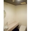 WCの手洗いカウンターやブラックの天井はお客様が気に入られているスペースの一つです。