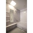 ★リモデルバスルーム　TOTO　WFV1317JTX2　
正面ｱｸｾﾝﾄﾌﾟﾗﾝ　TOTO　EDJC6(ｸﾚｱﾗｲﾄｸﾞﾚｰ+ﾌﾟﾘｴﾎﾜｲﾄ)

浴室のアクセントパネルを石目調の「クレアライトグレー」にすることで高級感をもたせ、
周辺パネルはプリエホワイトに。明るくスッキリした仕上がりになりました。