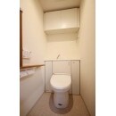 LIXIL ﾏﾝｼｮﾝﾘﾌｫｰﾑ用 収納一体型「ピタ」床上排水
掃除用具も背面の収納部に納めることが出来るため、
トイレ空間がとてもすっきりとした印象に！