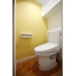 LIXILトイレ：便器・タンク　アメージュ（手洗い付）
入って正面の壁にはアクセントにイエローのクロスを。

※内装工事・吊戸棚設置含む