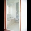 浴槽の位置を窓側に変更することで、開放感のある浴室になりました。
ア－チ型の天井で高さを演出しているのもポイントです。