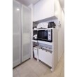 キッチン廻りの収納はお手持ちの食器棚に、スペースを活かす造作収納で空間効率を高めました。