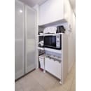 キッチン廻りの収納はお手持ちの食器棚に、スペースを活かす造作収納で空間効率を高めました。