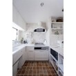 白を基調としたかわいいキッチンは家電・食器収納も充実。

家具動線に配慮したコの字型のレイアウトに。