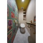 ナタリーレテの壁紙がインパクト大のポップなトイレ空間
