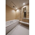 プラナスナチュラルウッド柄で彩る清掃性と安全性に長けた浴室