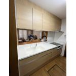 人造大理石の天板でパッと明るい木目調キッチン