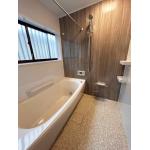 木目アクセントの落ち着いた浴室