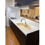 こだわりの色を使ったキッチン空間