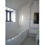 天井が斜めの浴室にフラワーシーン柄の壁パネルで優しい印象に