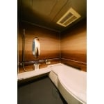 グラデウッドナチュラルのアクリアバスで高級感あふれる浴室　