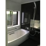 ブラックとホワイトのコントラストが際立つスタイリッシュな浴室