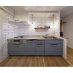 リビングと統一感のあるブルーの框扉が印象的なキッチン空間