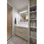 可動式の造作棚で収納効率が向上した洗面脱衣室