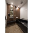 奥様ご希望の「和モダン」のイメージに合わせた浴室はTOTO WYを選定。光沢が印象的なジュエリーブラックの浴槽、プラナスブラウンウッド柄のアクセントパネルで高級感と華やかさのある浴室が完成しました。