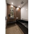 奥様ご希望の「和モダン」のイメージに合わせた浴室はTOTO WYを選定。光沢が印象的なジュエリーブラックの浴槽、プラナスブラウンウッド柄のアクセントパネルで高級感と華やかさのある浴室が完成しました。