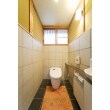 タンクレスのトイレを使用、床・壁はタイル貼に。腰上の土壁を残すことで重厚感のあるトイレになりました。
＊金額は全面改装の金額です。