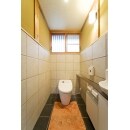 タンクレスのトイレを使用、床・壁はタイル貼に。腰上の土壁を残すことで重厚感のあるトイレになりました。
＊金額は全面改装の金額です。