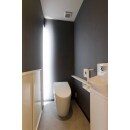 トイレの奥に間接照明を設置しました。
照明の光が濃色のシンプルな壁紙によく映えて、印象的な空間になりました。