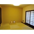 和室は琉球風の畳を採用し、すっきりとしたモダンな空間に。袖には板の間を設けて趣をプラスしたスペースにしました。落ち着いた空間で、心やすらぐ時間を満喫していただけます。