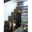 書斎の収納を増やしたいとのご要望だったので、衣類と本が収納できるように階段状にプランさせて頂きました。すべて同色に塗装することで一体感を持たせました。