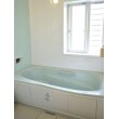 きらめきと重厚感がある人造大理石浴槽を使用しました。また、浴室全体を緑色にまとめることにより、リラックスした空間になりました。