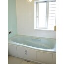 きらめきと重厚感がある人造大理石浴槽を使用しました。また、浴室全体を緑色にまとめることにより、リラックスした空間になりました。
