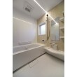 長寿命のLEDライトは凹凸が少ないフラット設計のため、天井がすっきり見えます。
壁はベージュの石目調とホワイトで組み合わせ、優しい印象ながらも、デザイン性の高い浴室になりました。
