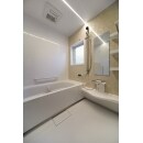 長寿命のLEDライトは凹凸が少ないフラット設計のため、天井がすっきり見えます。
壁はベージュの石目調とホワイトで組み合わせ、優しい印象ながらも、デザイン性の高い浴室になりました。