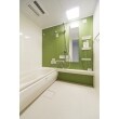 グリーンのアクセントパネルとホワイトのカラーを採用し、鮮やかでモダンな雰囲気を演出しています。浴室乾燥機も取付け、快適な浴室空間に仕上がりました。