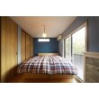 寝室はブルーのアクセントクロスが映えるナチュラルな空間へ。
可愛いデザインの吊り下げ照明がおしゃれです。
