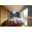 寝室はブルーのアクセントクロスが映えるナチュラルな空間へ。
可愛いデザインの吊り下げ照明がおしゃれです。
