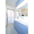 多機能でライトブルーの洗面台はとても清潔感があります。