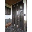 欄間付きの木製ドアを背の高いアルミ製のものに。玄関ドアのリフォームは半日で終わります。