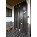 欄間付きの木製ドアを背の高いアルミ製のものに。玄関ドアのリフォームは半日で終わります。