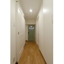 無垢の床材を使用した廊下は優しい温かみのある印象に。