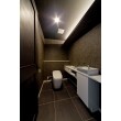 デザイン性と落ち着きを演出した、高級感のあるトイレ。