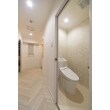 トイレのフロアタイル・壁紙も、白を基調にこだわりの柄をセレクト。