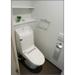 トイレはお手入れしやすい一体型便器を使用。背面にカウンターを付けて小物を飾れるようにしています。