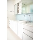 広く洗面室を設け壁一面、鏡裏も収納出来るｽﾍﾟｰｽに。白で統一したことで広々と清潔感ある空間に♪