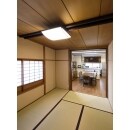 和室の桜の木の飾りに合せて、キッチンの扉柄や窓枠、開閉壁の枠色を選定したことで空間の統一感が出ました。