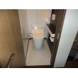 トイレは、段差解消とヒートショック対策に脱臭・暖房機付の機能パネル「パナソニック ウーノス」を採用。室内全体優しく暖めます。