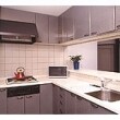 I型キッチンを、作業性と収納性を考え、食洗機付L型システムキッチンに変更。天板は人造大理石、扉を光琳の蒔絵手法の鏡面仕上げにしました。