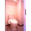 トイレは床と壁紙を明るい色にして、清潔感のある空間に仕上げました。また、便座にはウォシュレットを設置。