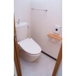 トイレの狭さはお客様が長年気になられていた点です。トイレスペースを広げ、カウンター収納を造作しました。引き戸でバリアフリーに対応した心地良い空間になりました。